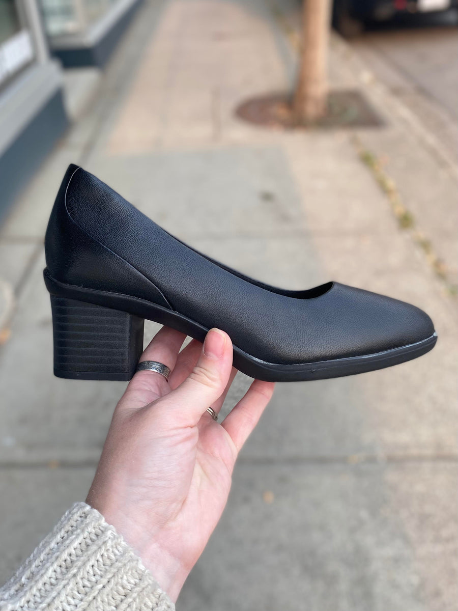 Clarks - Shaya Poppy - Black *WIDE* – Walk Rite Shoes