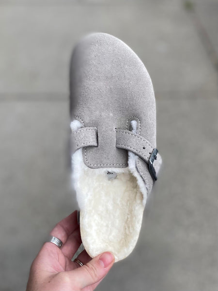 靴 BIRKENSTOCK Boston Shearling Stone Birkenstock - Boston Shearling - Stone coin *Narrow* – Walk Rite Shoes