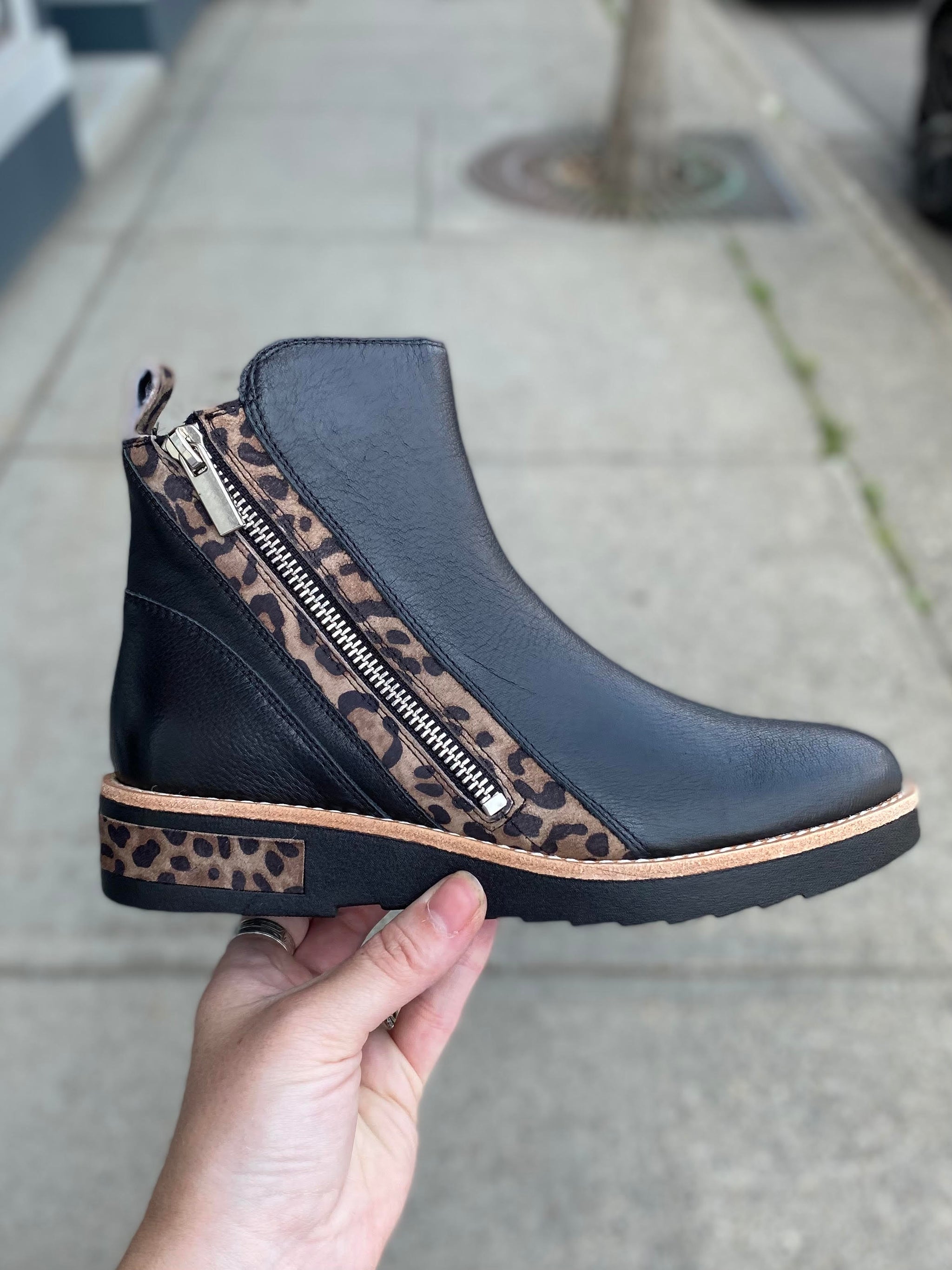 ショートブーツ・ブーティ CAREL AUDREY22 Ankle Boots Stivaletto Pelle Beige E Nero Women's Designer Booties & Ankle Boots | Carel Paris