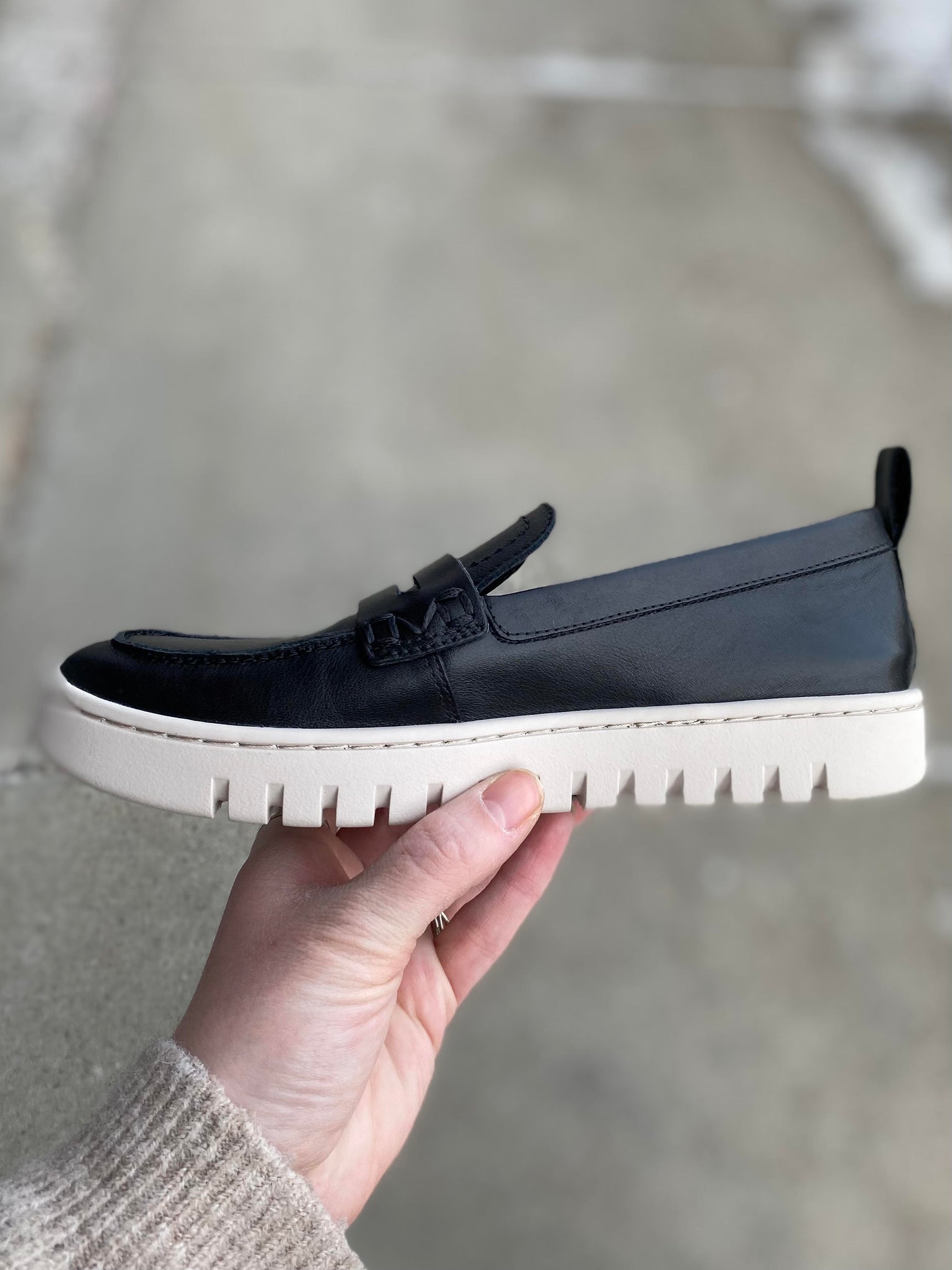Mocassino da donna con accessorio in camoscio nero tacco 3 Mocassino da donna con accessorio in camoscio nero tacco 3