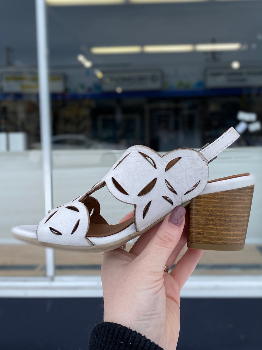 Bueno - Cassidy - White – Walk Rite Shoes